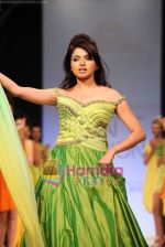 Bhagyashree walks the ramp for Nisha Sagar in Dubai Fashion Week 2010 on 10th April 2010 (7).JPG
